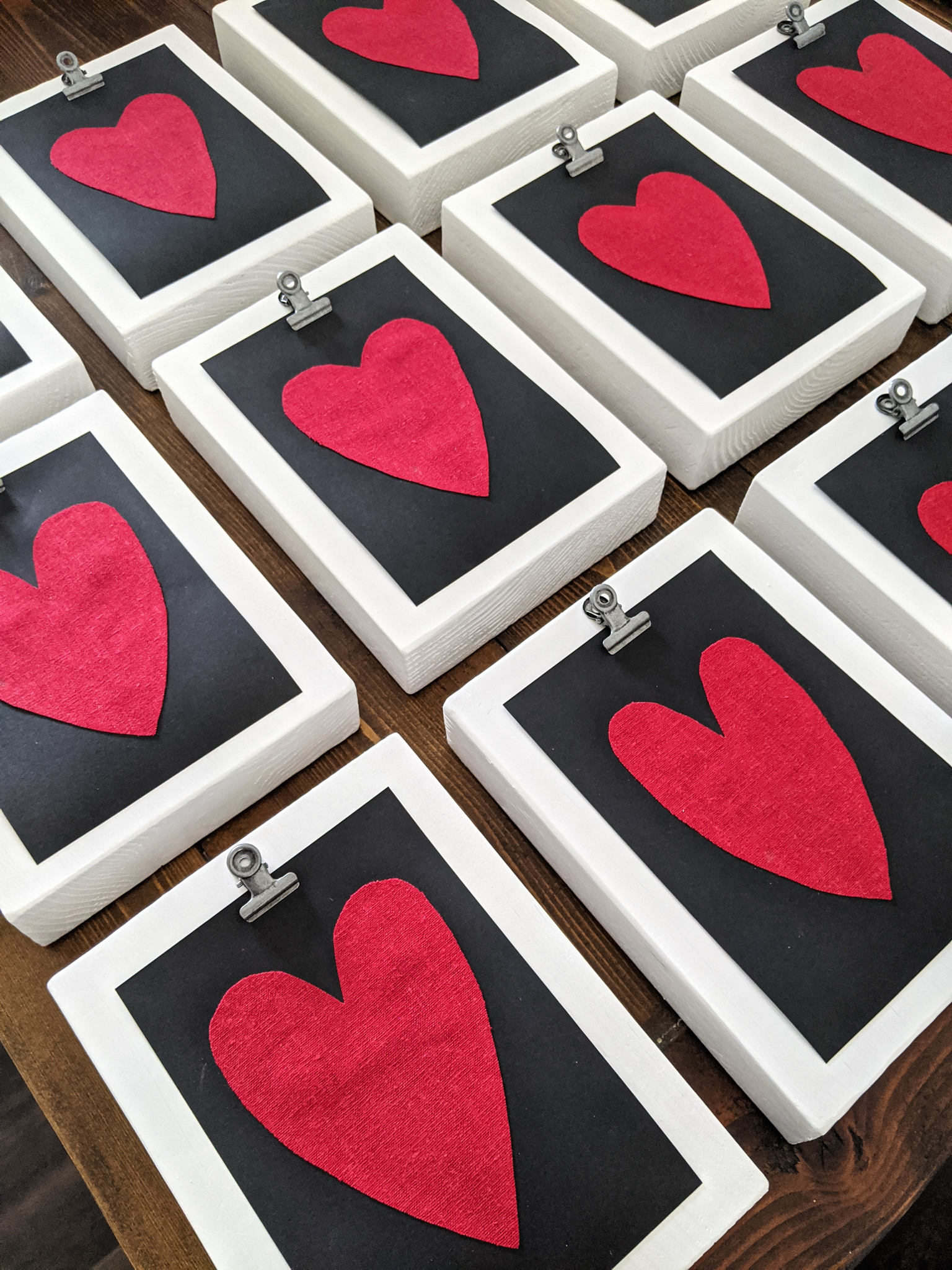 Wooden-clip-frames-with-heart-cards